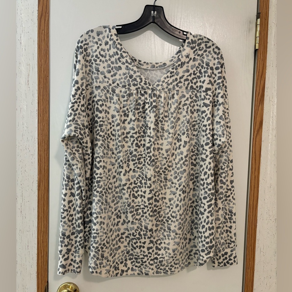 ODDY Gray and White Animal Print Long Sleeve Top